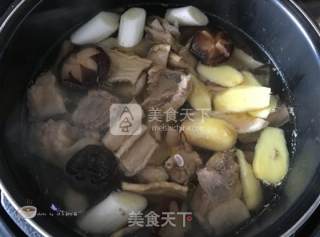 [chicken Soup with A Fresh Recipe] Stewed Chicken with Dried Radish and Mushrooms recipe