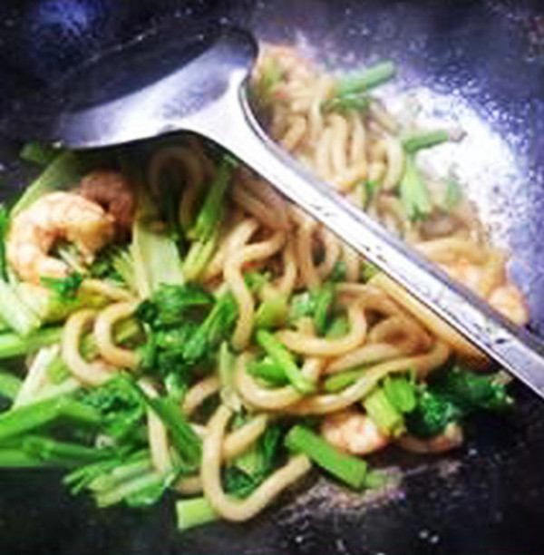 Fried Udon Noodles with Shrimp and Celery recipe