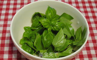 Stir-fried Chicken Wings with Basil recipe