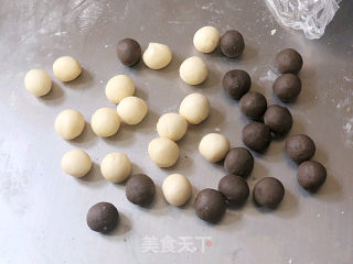 It Has A Simple and Fashionable Atmosphere [black and White Piglet Squeezes Steamed Buns] recipe