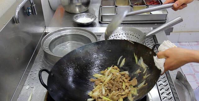 Stir-fried Lamb with Green Onions, A Nourishing Product for Autumn recipe