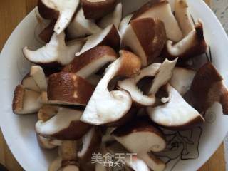 Seaweed and Mushroom Stewed Big Bone Soup recipe