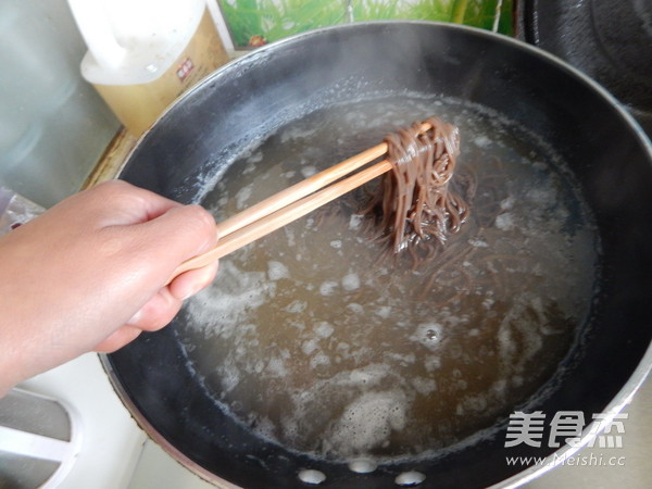 Soba Noodles with Cucumber and Egg Crust recipe