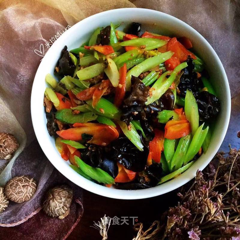 Stir-fried Fungus with Celery and Radish recipe