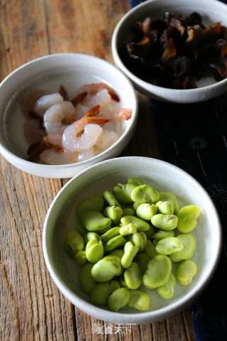 Fried Shrimp with Broad Beans and Fungus recipe