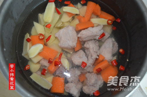 Daylily, Potatoes, Carrots and Spare Ribs Soup recipe