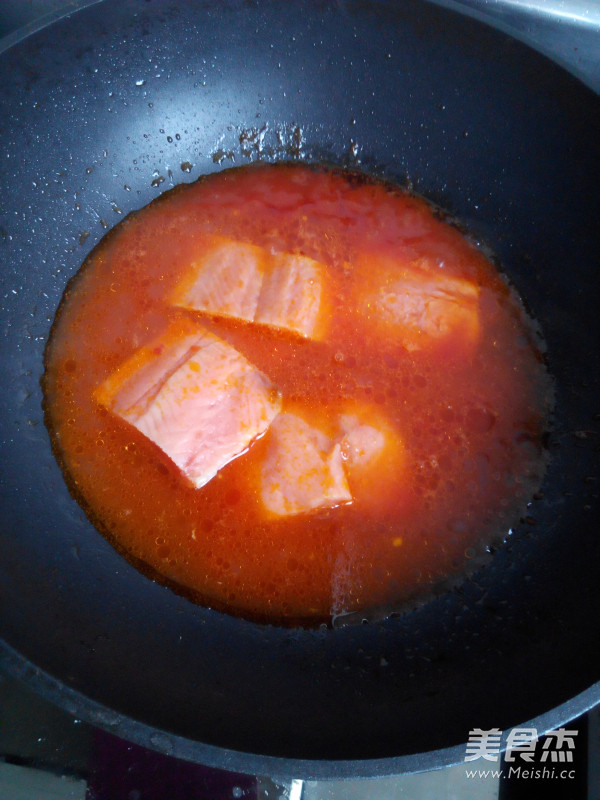 Salmon with Tomato Sauce recipe