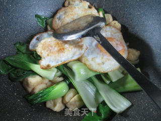 Roasted Duck Eggs with Small Oil Tofu and Green Vegetables recipe