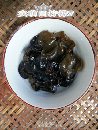 Eat It with Red Ginseng-stewed Black Fungus and Wolfberry recipe