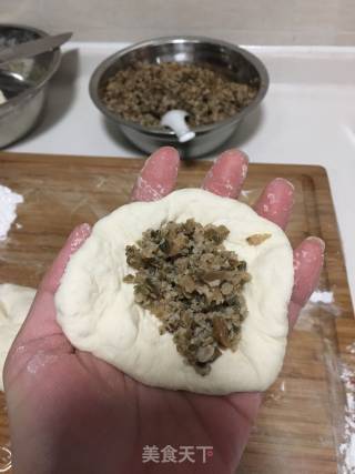 Salted Cabbage Buns with Fresh Meat recipe