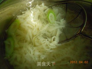 Shredded Ginger Mixed with Venetian Leaves recipe