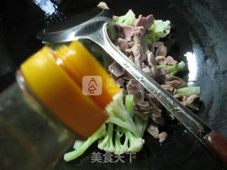 Stir-fried Cauliflower with Chives and Chicken Gizzards recipe