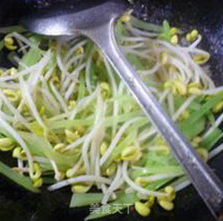 Stir-fried Soy Sprouts with Shredded Lettuce recipe