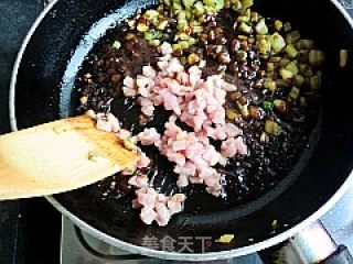 Hot Dry Noodles with Eggplant Meat Sauce recipe