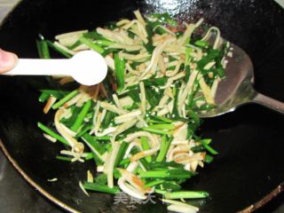 Stir-fried Double Silk with Spring Leek recipe