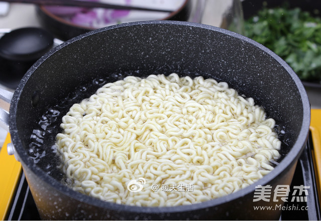 Instant Noodles in Stone Pot recipe