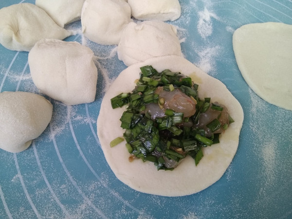 Steamed Buns with Shrimp and Leek Stuffing recipe