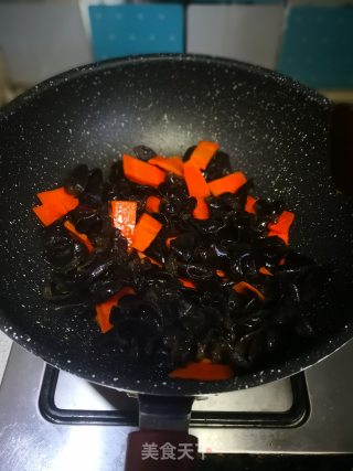 Stir Fried Fungus with Carrots recipe