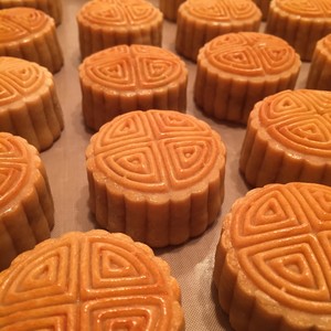 Cantonese-style Moon Cakes-egg Yolk and Lotus Paste Moon Cakes recipe