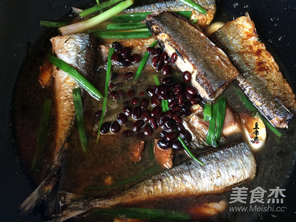 Grilled Saury with Scallions recipe