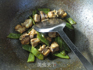 Braised Pork Ribs with Oiled Beans recipe