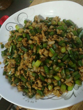 Stir-fried Minced Pork with Garlic Sprouts recipe