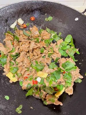 Summer Refreshing 【fried Beef with Mint】 recipe