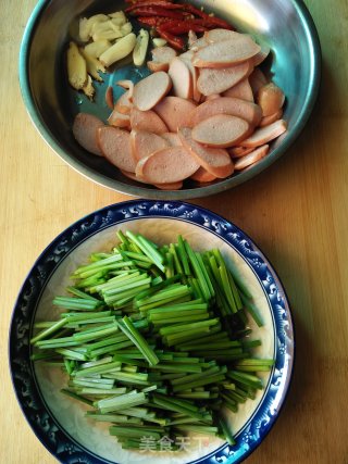 Stir-fried Beef Sausage with Chinese Chives recipe