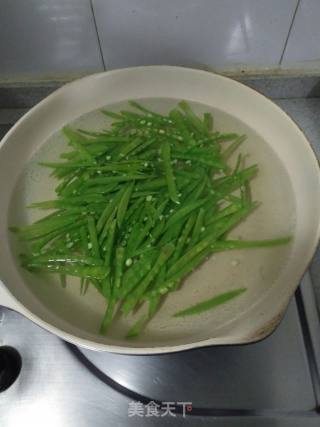 Fried Enoki Mushrooms with Snow Peas recipe