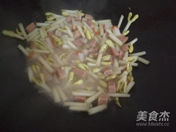 Fried Peanut Seedlings with Vegetarian Meat recipe