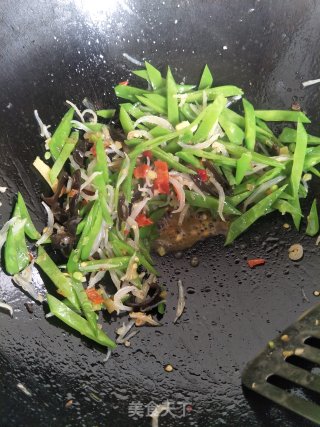 Fried Whitebait with Snow Peas recipe