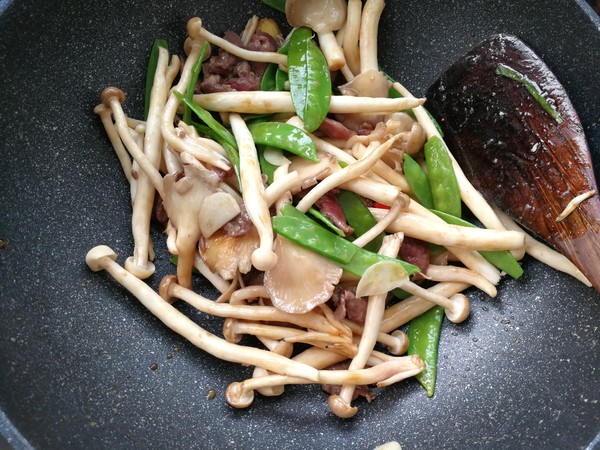 Stir-fried Beef with Blue Bean and Mushroom recipe
