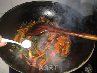 Stir-fried Bracken with Bacon recipe