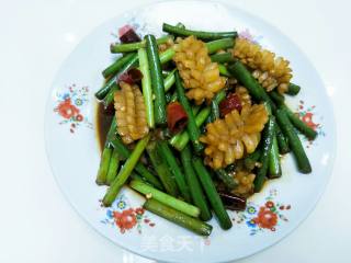 Stir-fried Eye Fish Flower with Garlic Sprouts recipe