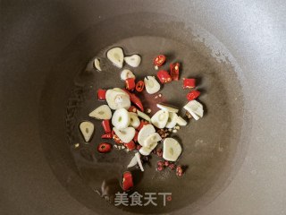 Stir-fried Sophora Japonica with Garlic Cloves and Pepper recipe