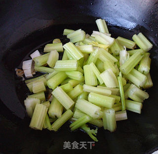 #快手懒人饭# Fried Celery with Eggs recipe
