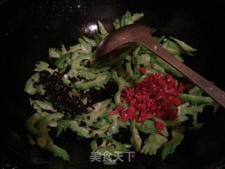 Stir-fried Bitter Gourd with Chopped Pepper and Black Bean Sauce recipe