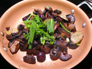 Stir-fried Mushrooms with Chives recipe