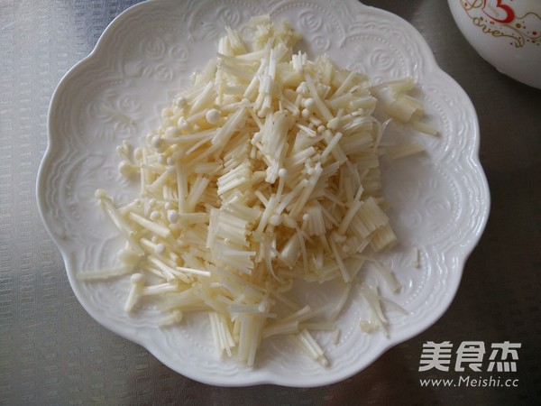 Fried Eggs with Enoki Mushroom recipe