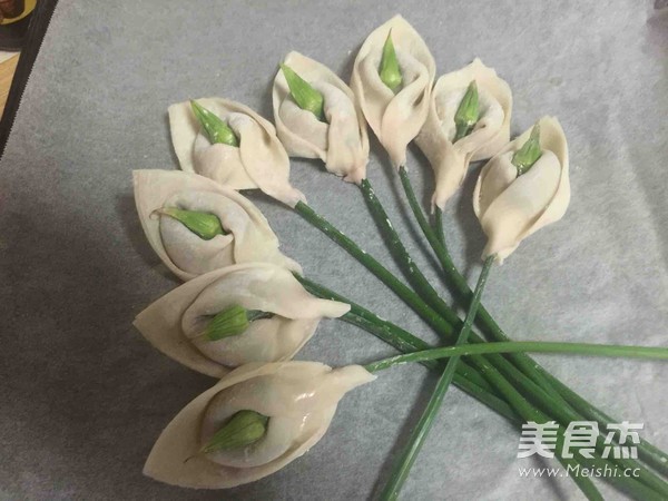 Calla Lily and Vegetable Meat Wontons recipe