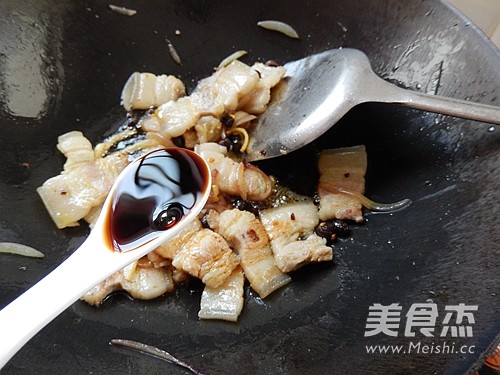 Stir-fried Pork Belly with Carrots and Green Peppers recipe