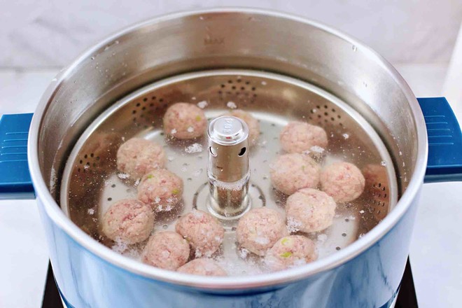 Handmade Beef Balls and Vermicelli in Two-color Radish Clay Pot recipe