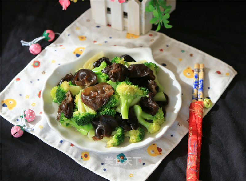 Broccoli with Black Fungus recipe