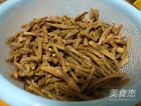 Homemade Dried Cowpea and Garlic Sprouts Twice-cooked Pork recipe