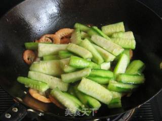 Stir-fried Shrimp with Loofah recipe