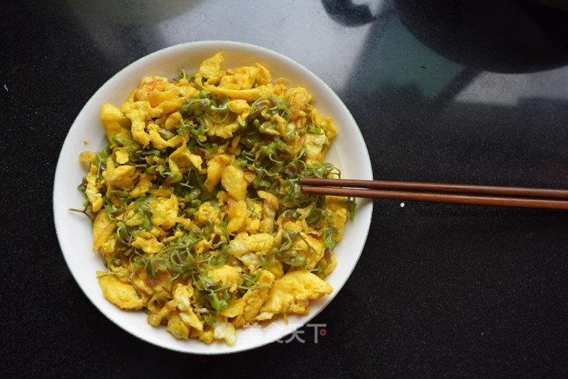 Scrambled Eggs with Dendrobium Flowers recipe