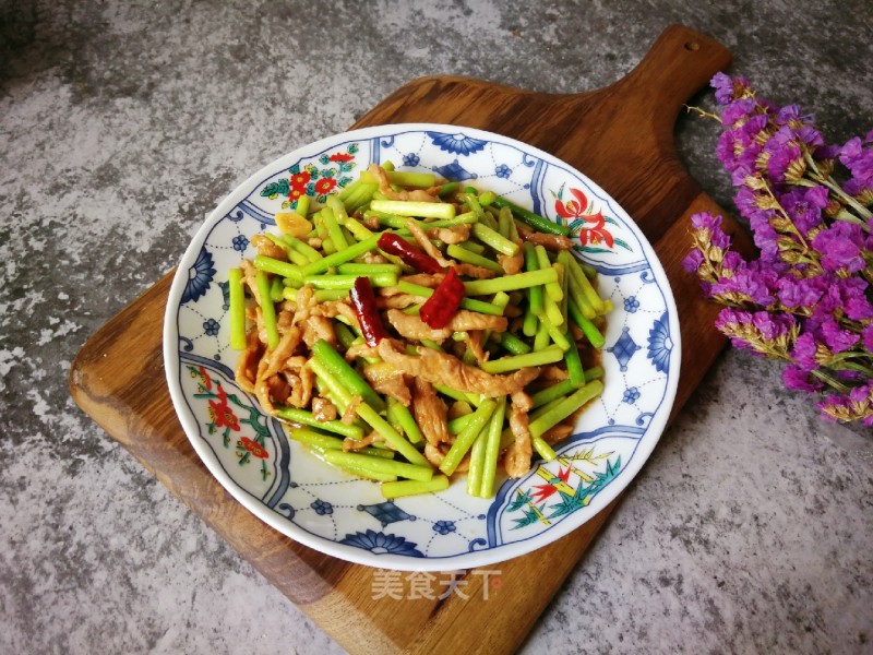 Stir-fried Shredded Pork with Garlic Moss