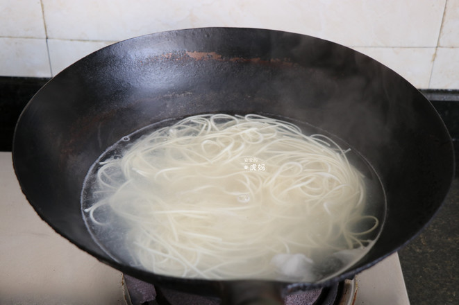 Shiitake Mushroom and Pork Seed Sour Noodle Soup recipe
