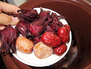 Blood-replenishing and Beautifying for Otaku Girls [roselle Stewed Chicken] recipe