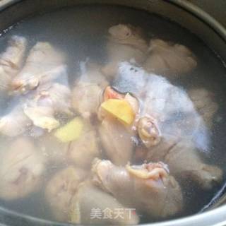 Stewed Mushrooms with Chicken Wings and Roots recipe